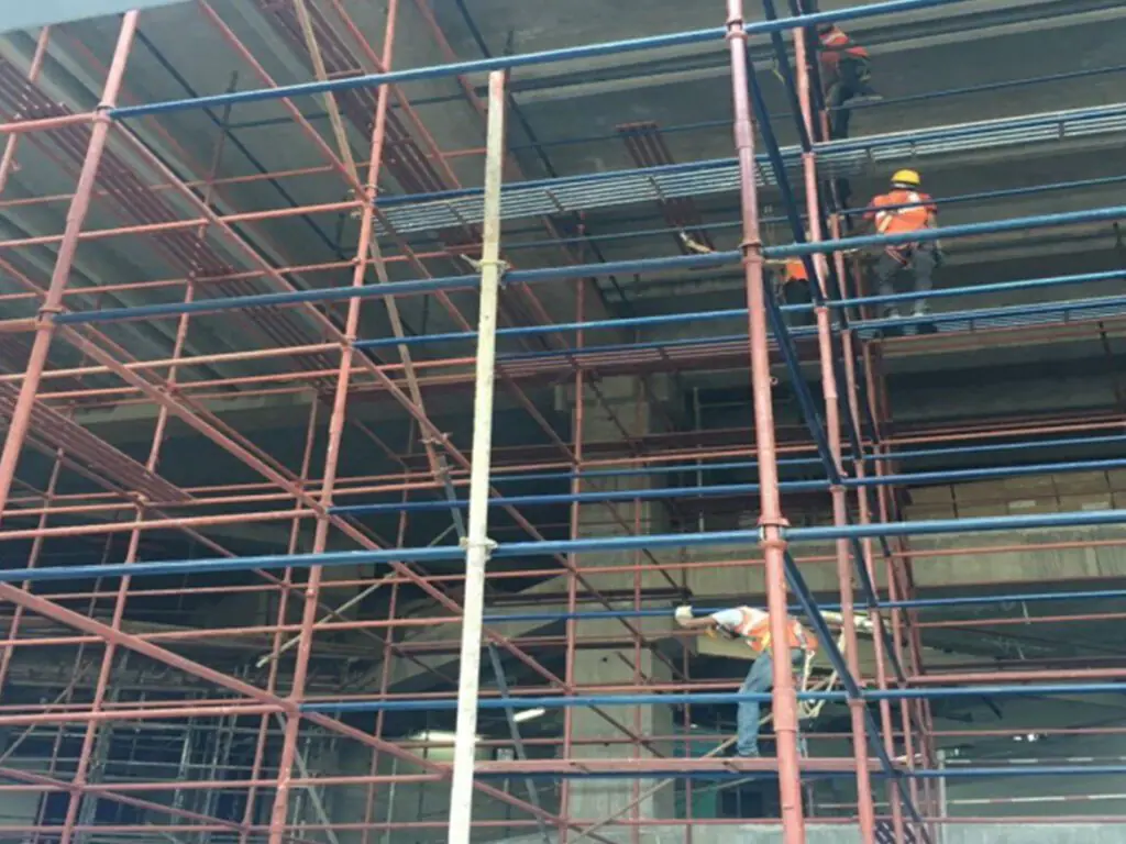 Creador Innovations scaffolding team at construction site