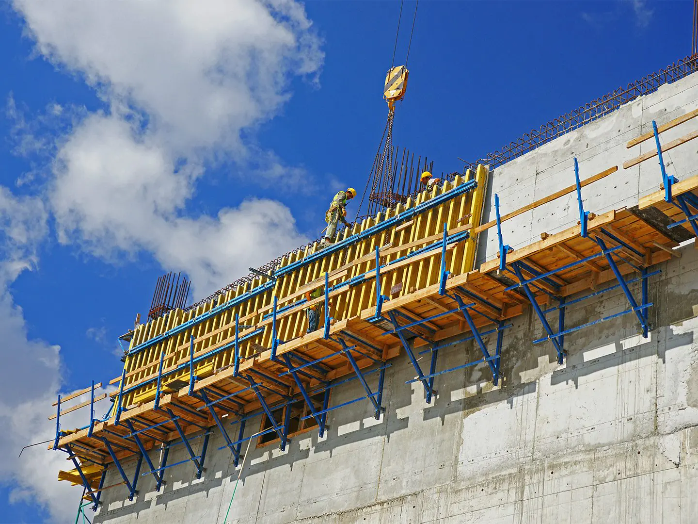 Creador Innovations scaffolding team at construction site