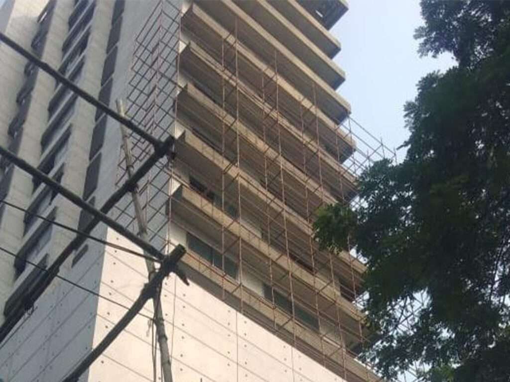 Creador Innovations scaffolding team at construction site