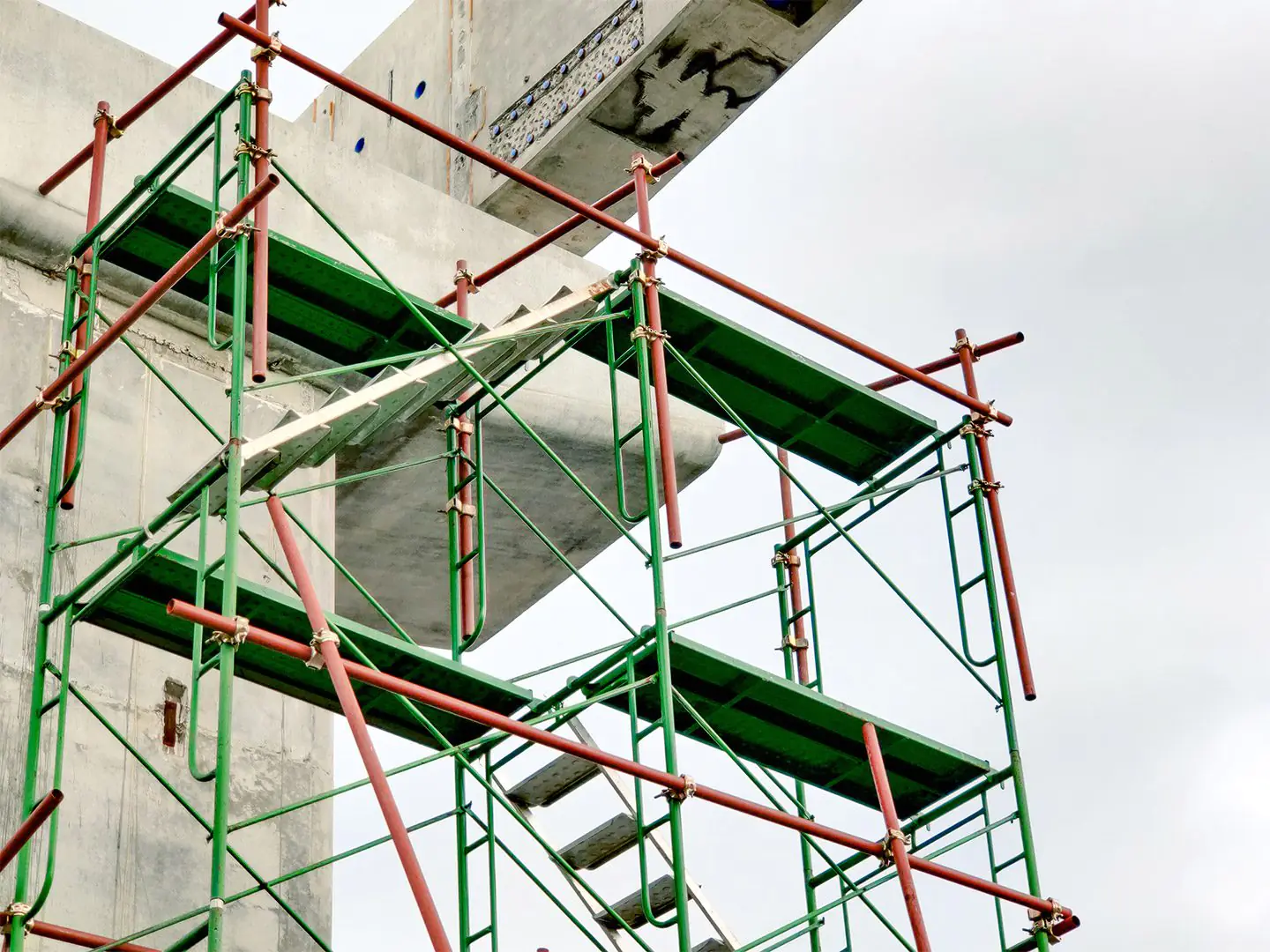 Creador Innovations scaffolding team at construction site